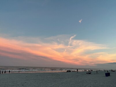 ⭐Cozy Oceanfront⭐2 Bed/2 Bath 1st Floor⭐Hot Tub & Pool!⭐Updated Bath w/King Bed⭐