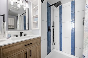 Shower, hair dryer, towels, soap - ⭐Cozy Oceanfront⭐2 Bed/2 Bath 1st Floor⭐Hot Tub & Pool!⭐Updated Bath w/King Bed⭐ (North Myrtle Beach)