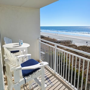 Outdoor dining - ⭐Cozy Oceanfront⭐2 Bed/2 Bath 1st Floor⭐Hot Tub & Pool!⭐Updated Bath w/King Bed⭐ (North Myrtle Beach)