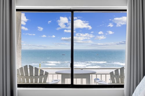 ⭐Cozy Oceanfront⭐2 Bed/2 Bath 1st Floor⭐Hot Tub & Pool!⭐Updated Bath w/King Bed⭐