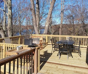 Outdoor dining - 116) Robin Log Cabin. Close to Hocking Hills State Park and more! (Logan)