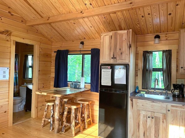 Fridge, microwave, oven, stovetop - 116) Robin Log Cabin. Close to Hocking Hills State Park and more! (Logan)