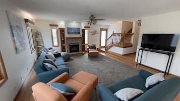 Smart-TV, Kamin, Videospiele, Tischfußball