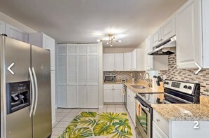 Blender, épices, distributeur de glaçons, tables à manger