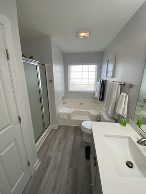 Hair dryer, towels, soap, shampoo - Beach Pool Golf Pickleball Tennis Remote-Work & 4.5 Star Restaurants @ The Condo (Murrells Inlet)