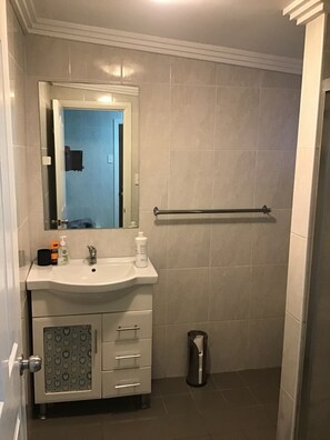 Shower, towels, soap, shampoo - Large one bedroom Cottage in the heart of St Marys (Saint Marys)