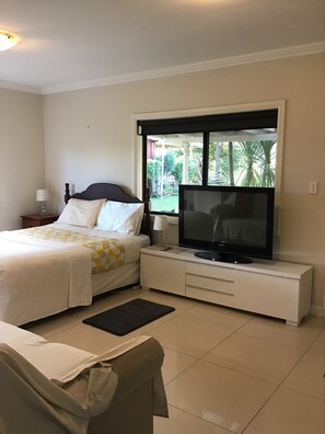 1 bedroom, iron/ironing board, WiFi, bed sheets - Large one bedroom Cottage in the heart of St Marys (Saint Marys)