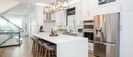 ثلاجة، ميكروويف، فرن، موقد طهي مسطح