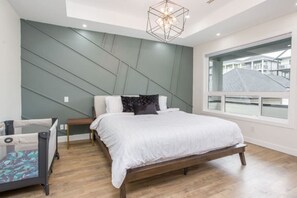 3 chambres, bureau, fer et planche à repasser, lit de bébé portatif