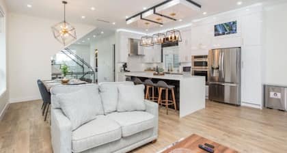 Gatsby`s Corner | King Bed | Near Parks & Golf