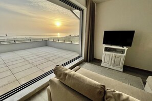 TV - Seaview Studio Sleeps 4, Patio, Free Parking, Tv (Povoa de Varzim)