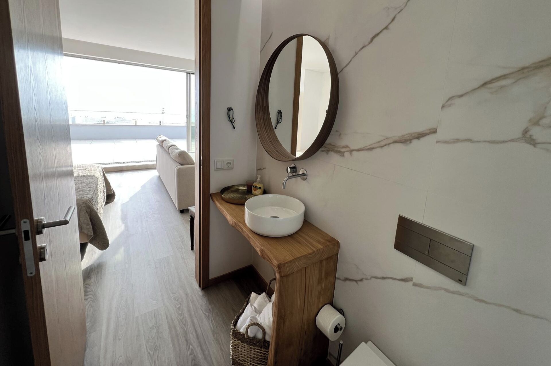 Ducha, secador de pelo y toallas