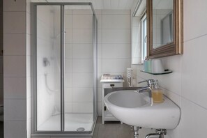 Een douche, handdoeken