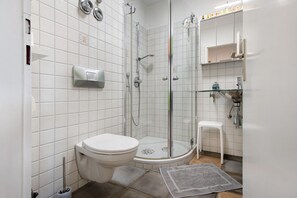 Een douche, gratis toiletartikelen, een haardroger, handdoeken
