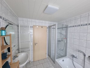 Badekar, hårtørrer, håndklæder