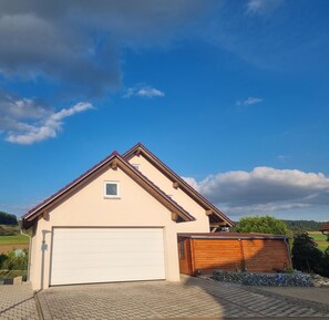 Exterior - Holiday Apartment "Biosphärenblick" with Private Terrace, Shared Garden and Wi-Fi (Münsingen)