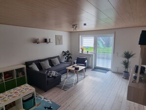 TV - Holiday Apartment "Biosphärenblick" with Private Terrace, Shared Garden and Wi-Fi (Münsingen)