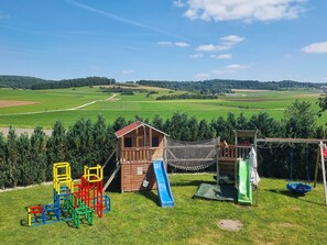 Children’s area - Holiday Apartment "Biosphärenblick" with Private Terrace, Shared Garden and Wi-Fi (Münsingen)