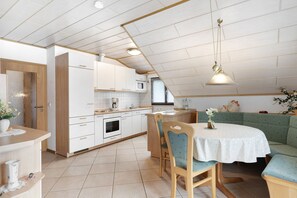 Fridge, microwave, oven, stovetop - Apartment 'Gieringer' with Mountain View, Balcony and Wi-Fi (Oberharmersbach)