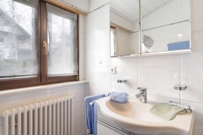 Suihku, hiustenkuivaaja, pyyhkeet