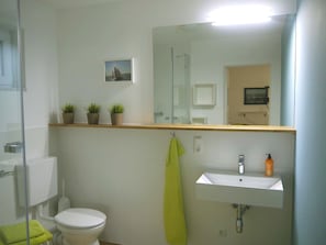 Douche, sèche-cheveux, serviettes fournies