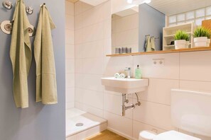 Douche, sèche-cheveux, serviettes fournies