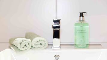 Dusche, Haartrockner, Handtücher