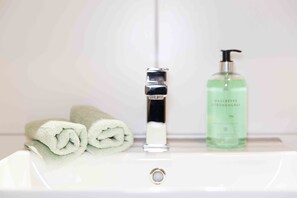 Dusche, Haartrockner, Handtücher