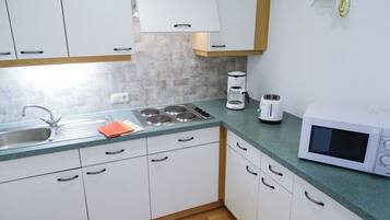 Kühlschrank, Mikrowelle, Herdplatte, Wasserkocher mit Kaffee-/Teezubehör