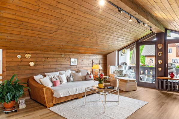 Televisio, pöytätennispöytä, stereot