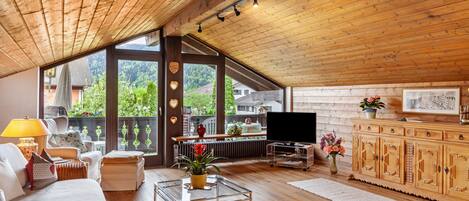 TV, table tennis, stereo