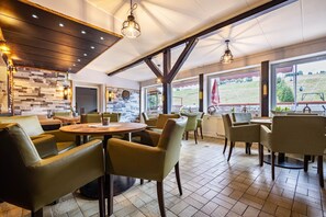 Dining - Chalet 'Hillside Nature' with Private Terrace, Balcony and Wi-Fi (Bischofsgrün)