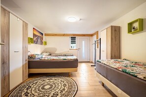 4 bedrooms, free WiFi, bed sheets - Chalet 'Hillside Nature' with Private Terrace, Balcony and Wi-Fi (Bischofsgrün)