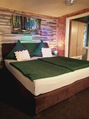 4 bedrooms, free WiFi, bed sheets - Chalet 'Hillside Nature' with Private Terrace, Balcony and Wi-Fi (Bischofsgrün)