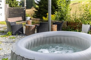 Outdoor spa tub - Chalet 'Hillside Nature' with Private Terrace, Balcony and Wi-Fi (Bischofsgrün)