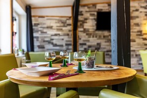 Dining - Chalet 'Hillside Nature' with Private Terrace, Balcony and Wi-Fi (Bischofsgrün)