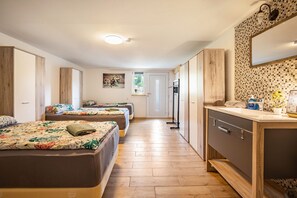 4 bedrooms, free WiFi, bed sheets
