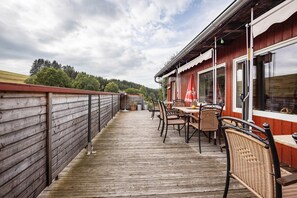 Outdoor dining - Chalet 'Hillside Nature' with Private Terrace, Balcony and Wi-Fi (Bischofsgrün)