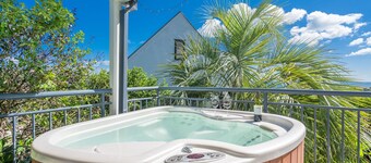 Paradise Palm Beach, Hot tub!
