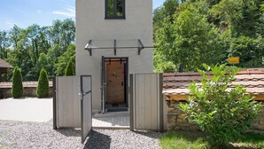 Un edificio con una porta in legno, una piccola finestra e un cartello con la scritta 'Duttenhof'.