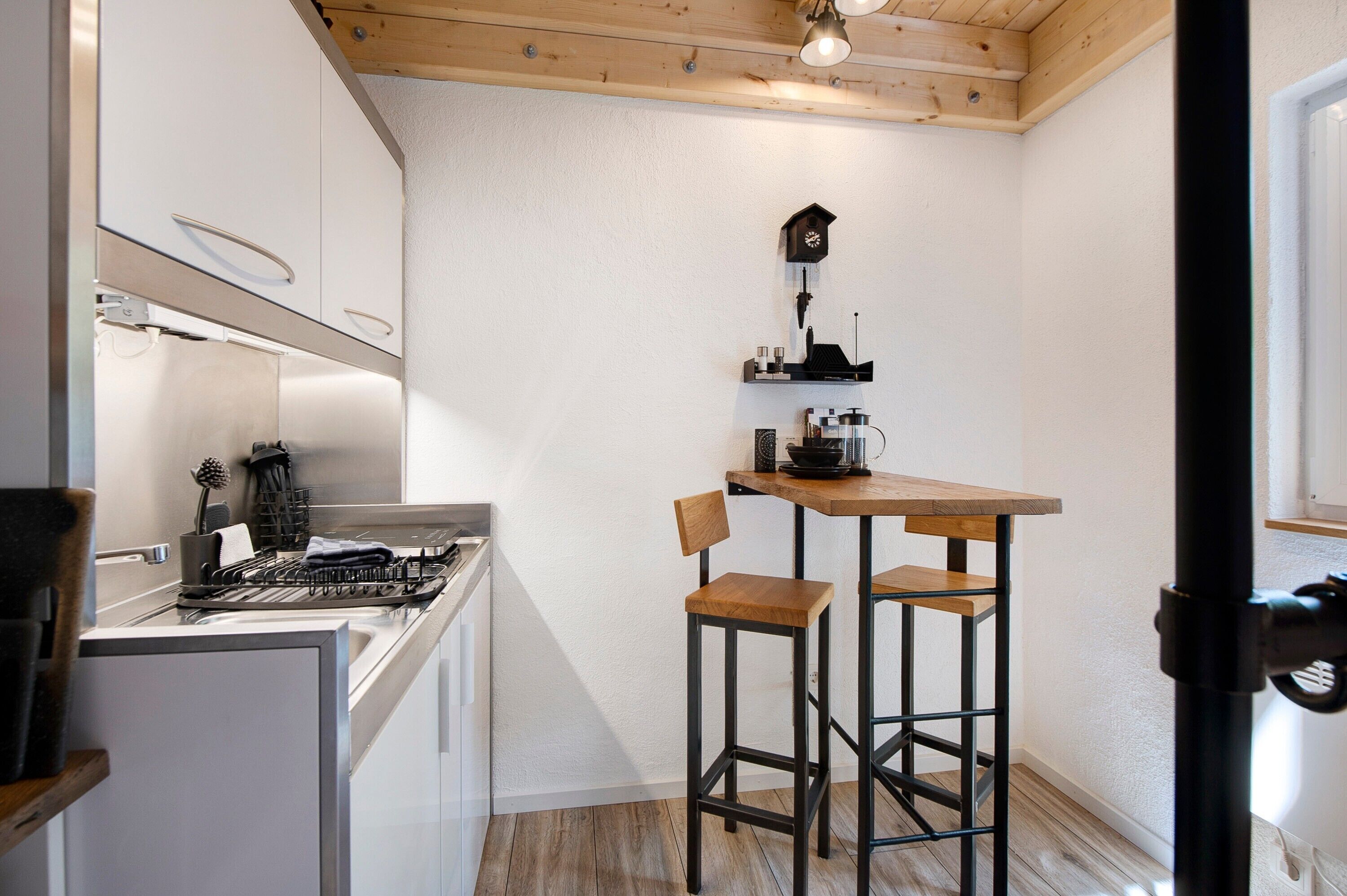 Réfrigérateur, micro-ondes, plaque de cuisson, cafetière/bouilloire