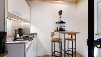 Réfrigérateur, micro-ondes, plaque de cuisson, cafetière/bouilloire