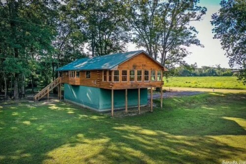 Outdoors Paradise!  Private cabin on the bank of the White River.