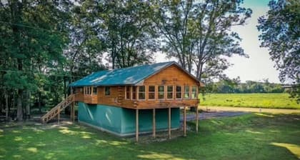 Outdoors Paradise! Private cabin on the bank of the White River.