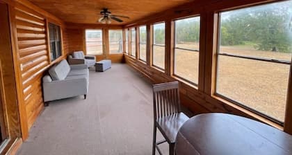 Outdoors Paradise! Private cabin on the bank of the White River.