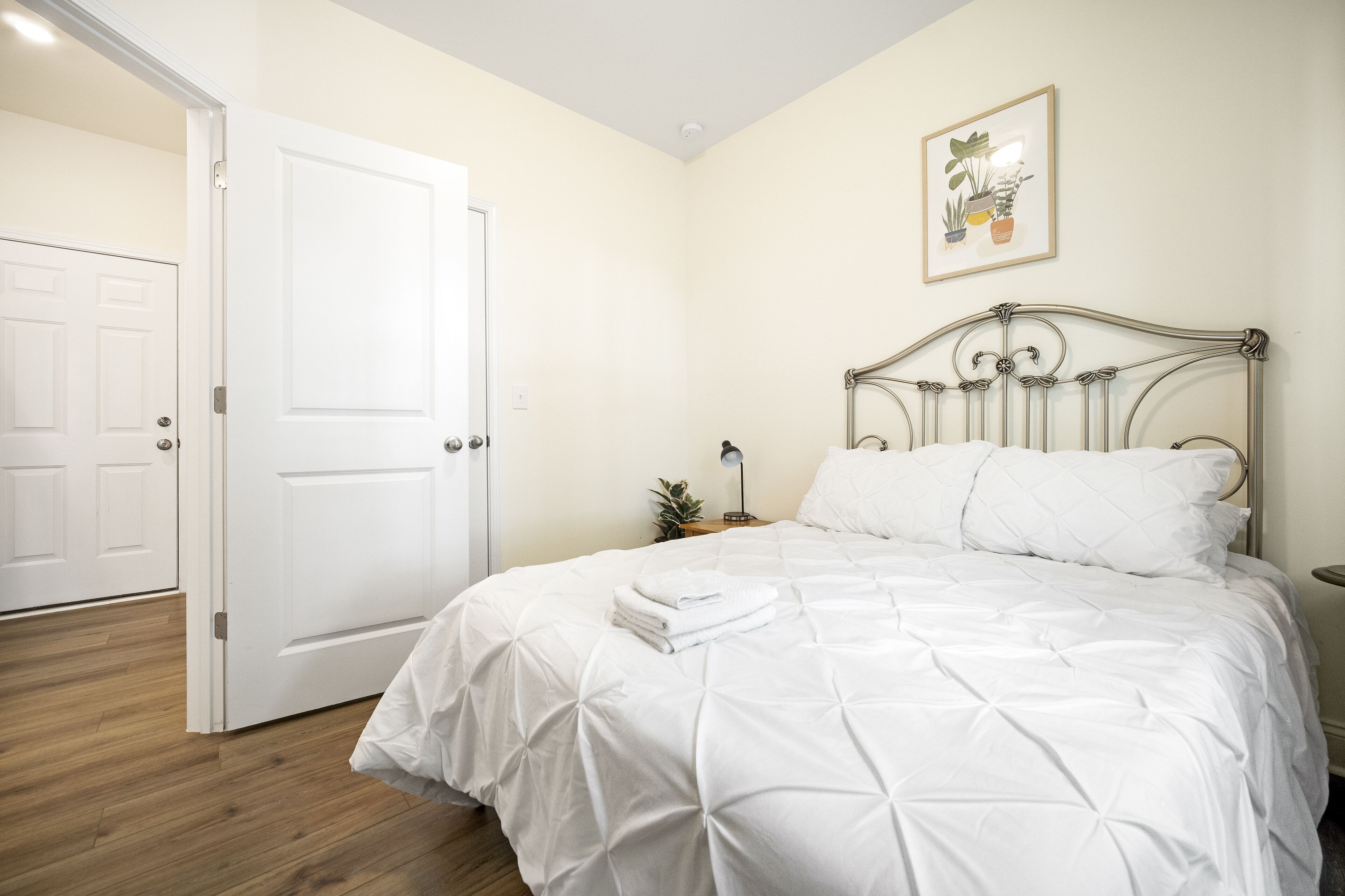 Luxury Townhome in Quiet Neighborhood within Heart of the City. 3BR, King-bed