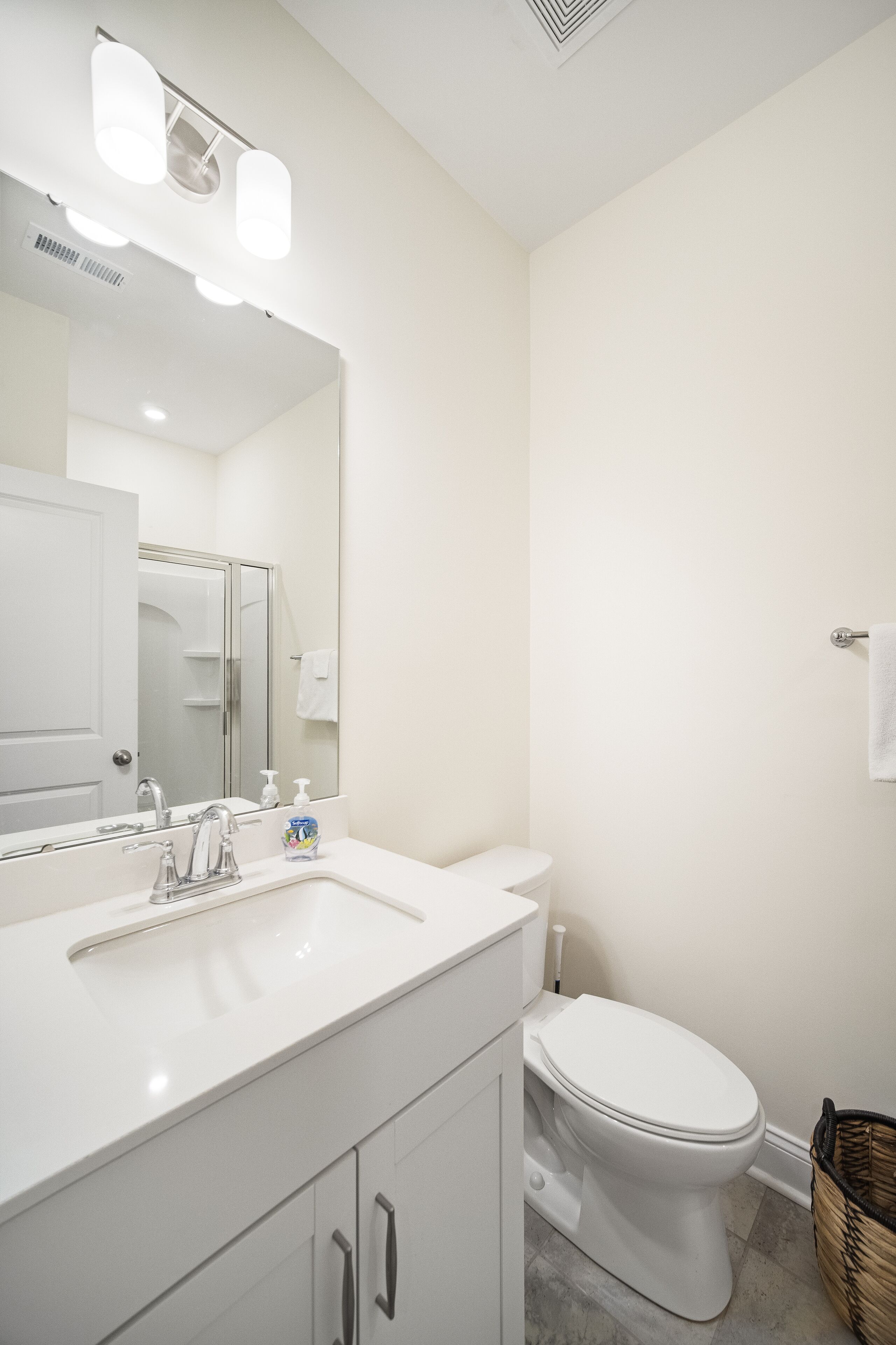 Luxury Townhome in Quiet Neighborhood within Heart of the City. 3BR, King-bed