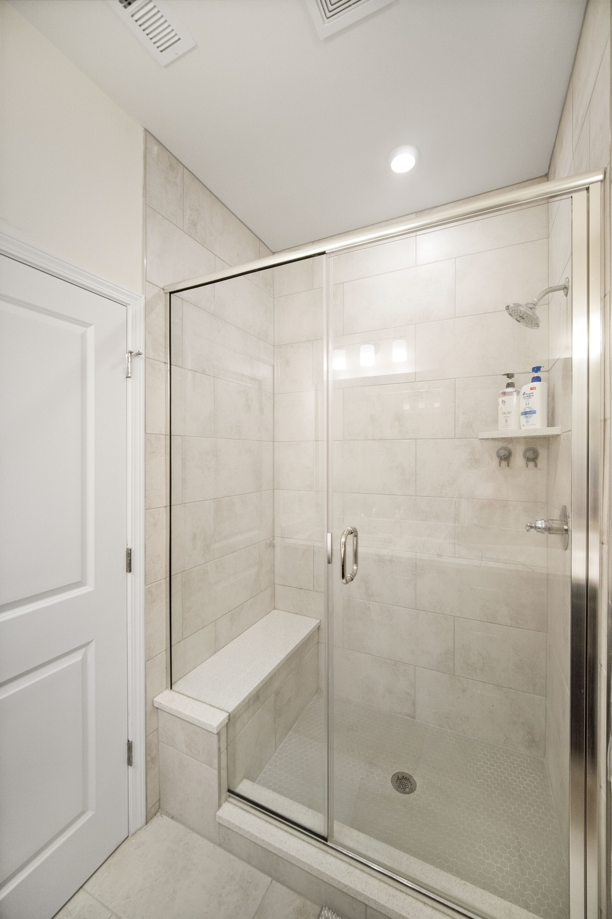 Luxury Townhome in Quiet Neighborhood within Heart of the City. 3BR, King-bed