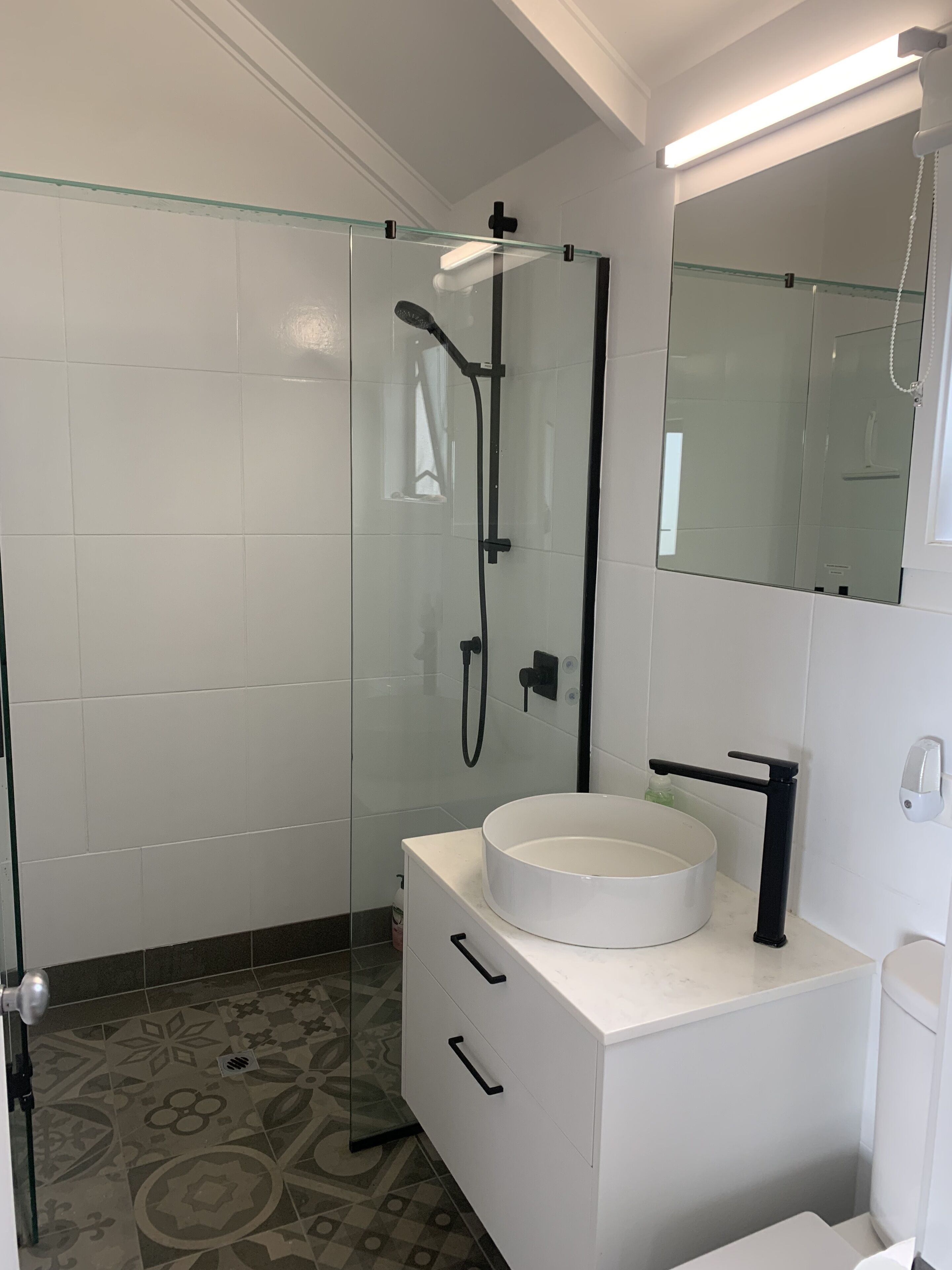 Dusche, Haartrockner, Handtücher, Seife