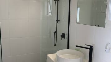 Een douche, een haardroger, handdoeken, zeep